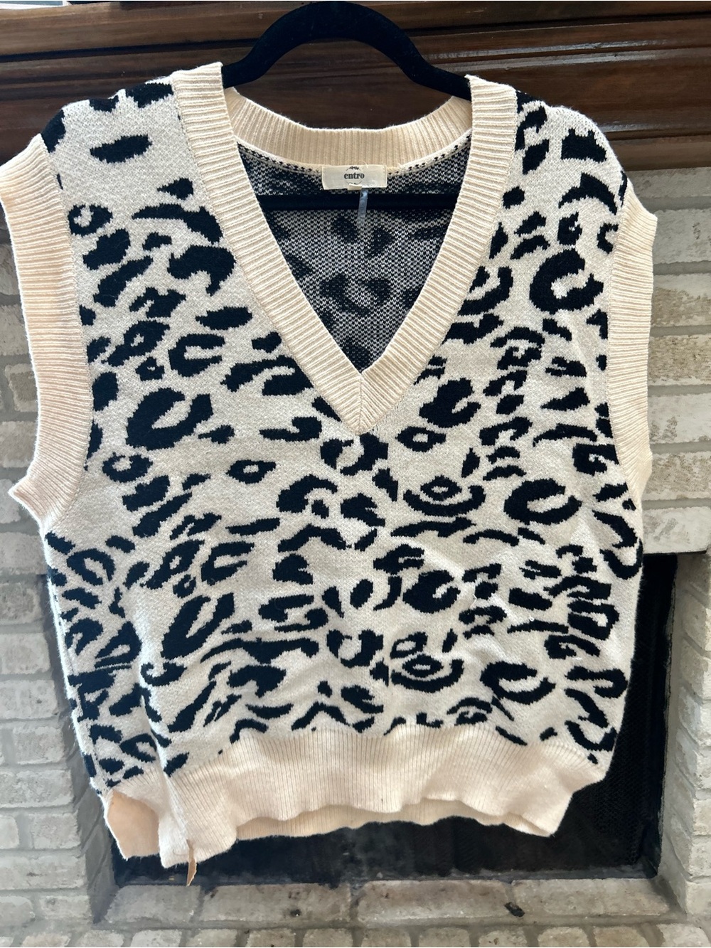 Entro Women's Black & Cream Leopard V-Neck Sweater Vest EUC